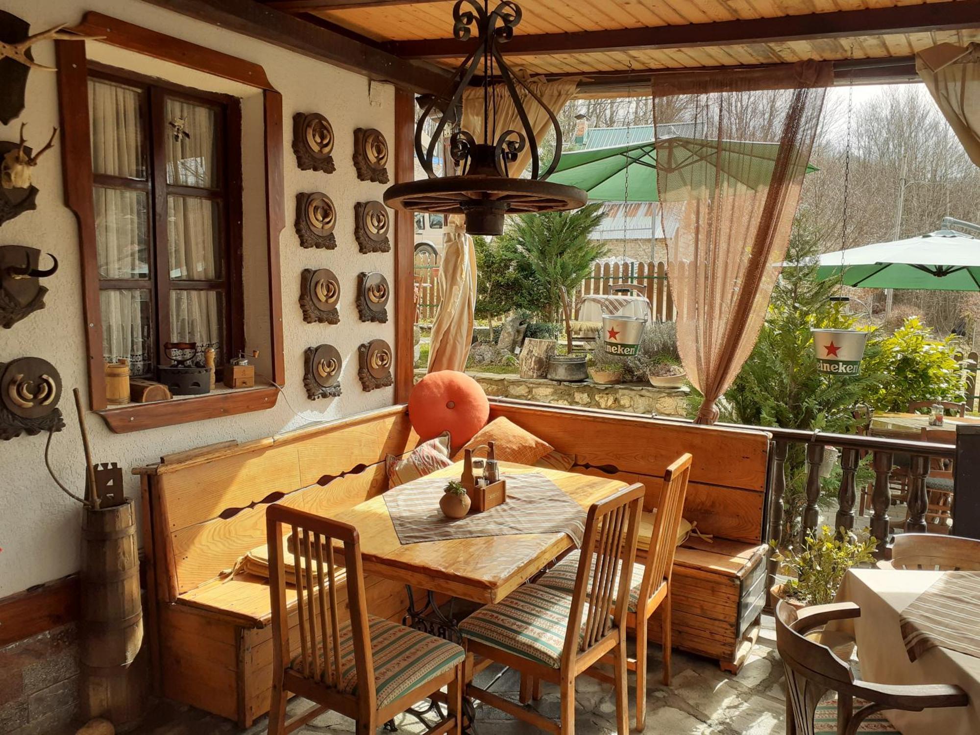 Restaurant And Apartments - T'Ga Za Jug Lazaropole Ngoại thất bức ảnh